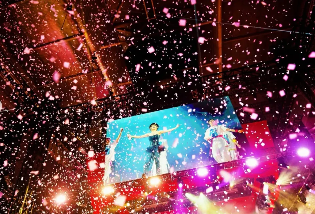 滨崎步「无人演唱会」，现场灯光绚烂、台上纸花飞舞。翻摄滨崎步Instagram