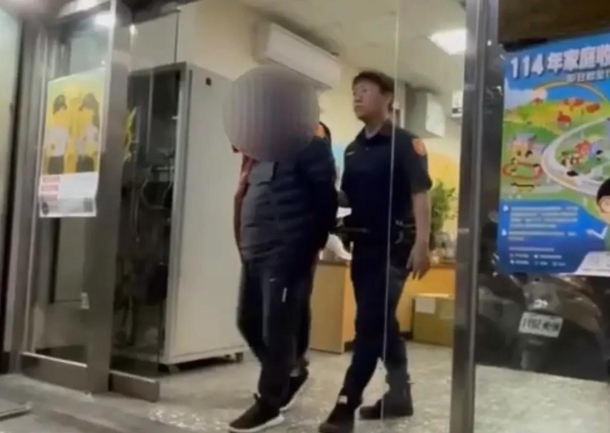 刘男只知道要回士林住处，但过程逆向也没开大灯这些危险驾驶他都忘了。翻摄画面