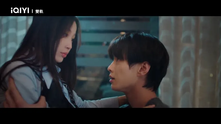 劇中虞書欣跨坐吻上何與。iQIYI提供