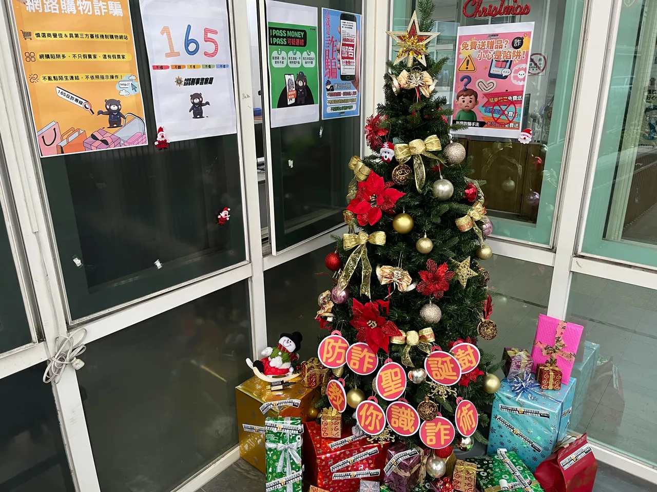 台中警摆「识诈圣诞树」　盼民多看一眼多识诈一点