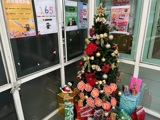 台中警摆「识诈圣诞树」　盼民多看一眼多识诈一点