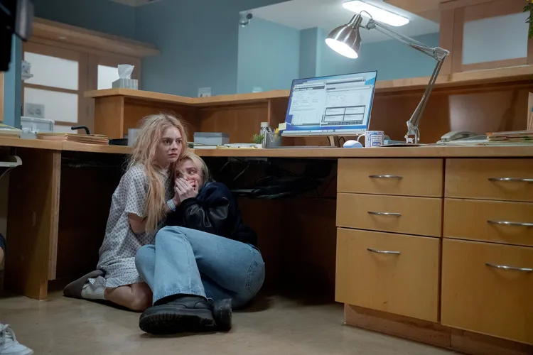 《弒婚遊戲：2度開局》是驚豔全球的黑色虐殺恐怖喜劇《弒婚遊戲》的全新續集。探照燈影業