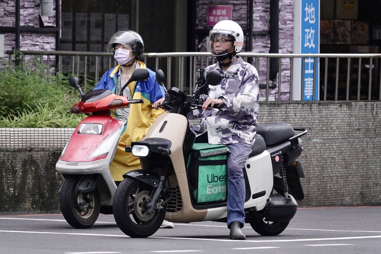 今晨冷到7.1°C 機車族披「無敵神衣」:便宜又保暖