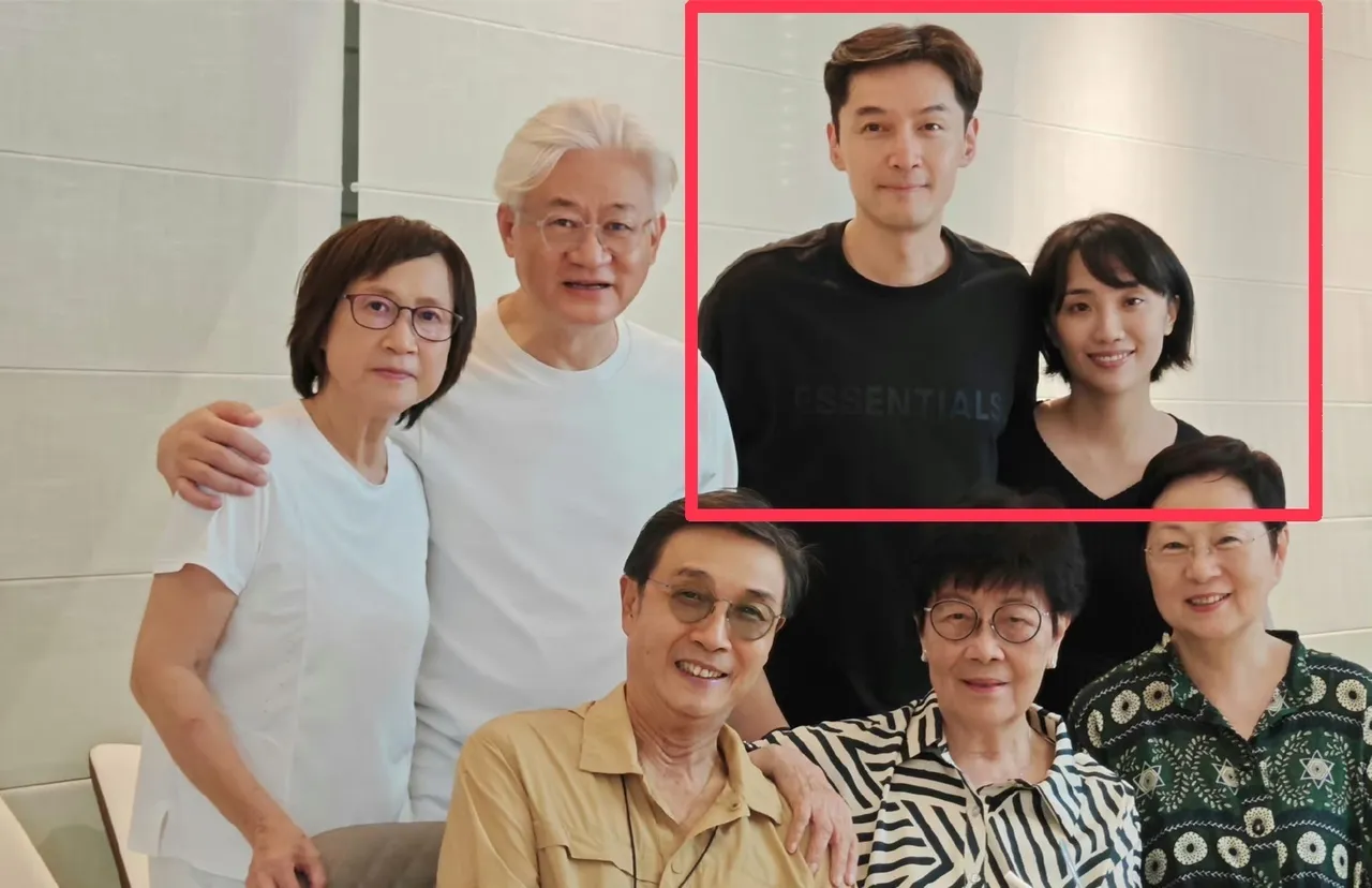 胡歌（紅框左）跟妻子黃曦寧拍大合照時曾高清同框。翻攝劉松仁微博