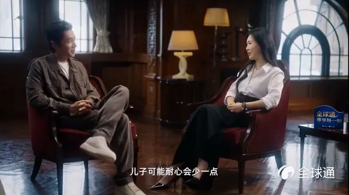 胡歌（左）接受田朴珺訪問，談到對女兒和兒子的教育方式不同。翻攝微博