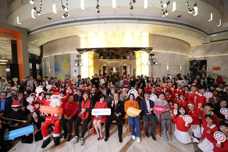 王道銀行昨晚舉行2025「Light Up O Night」耶誕點燈祈福與音樂會。王道銀行提供