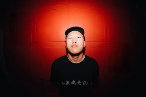 嘻哈新星从幕后走向前台　揪好友到回收场「拾荒」