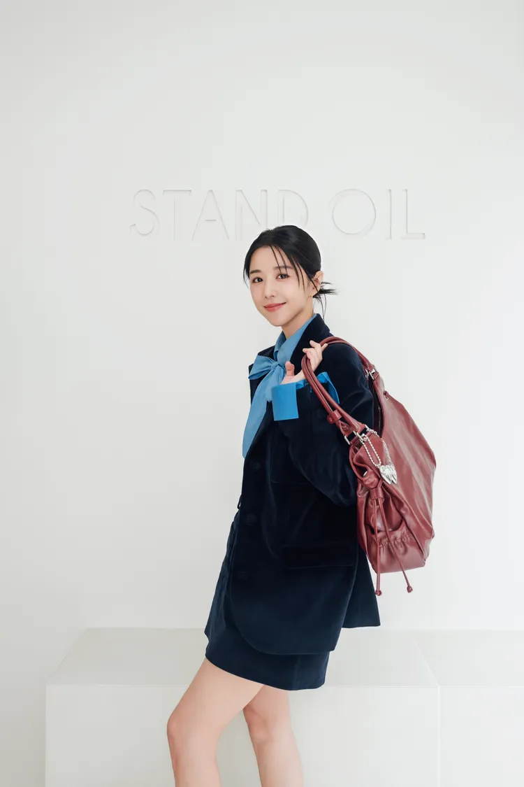 邵雨薇搭配大容量的Breezy Bag。品牌提供