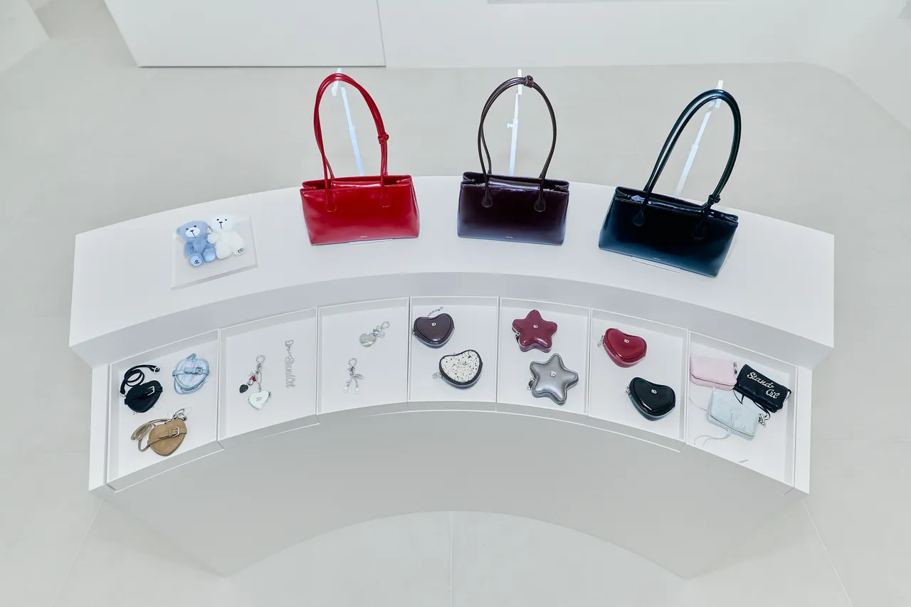 各种小吊饰、配件也能点缀爱包。品牌提供