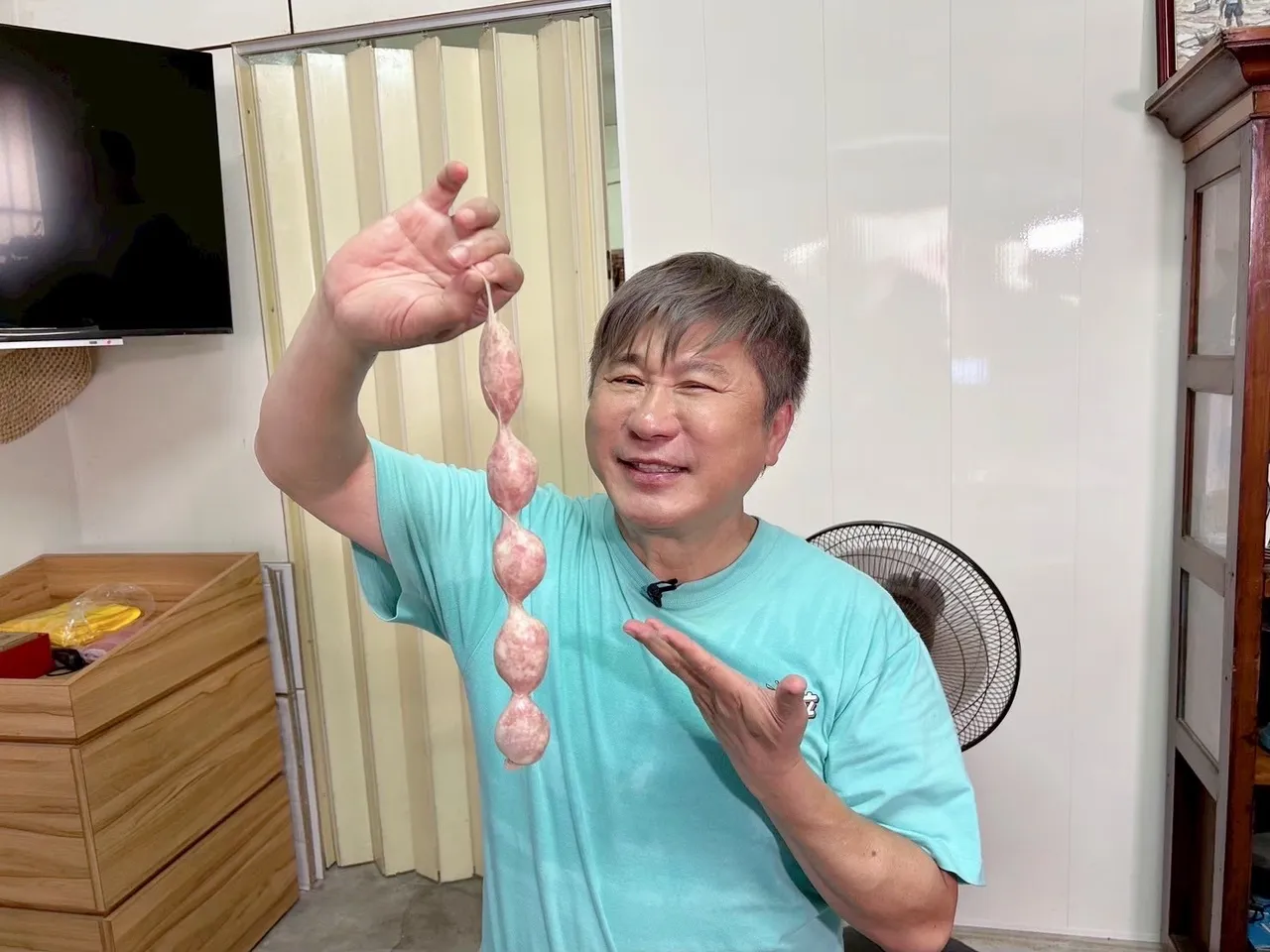 胡瓜体验灌香肠。下面一位提供