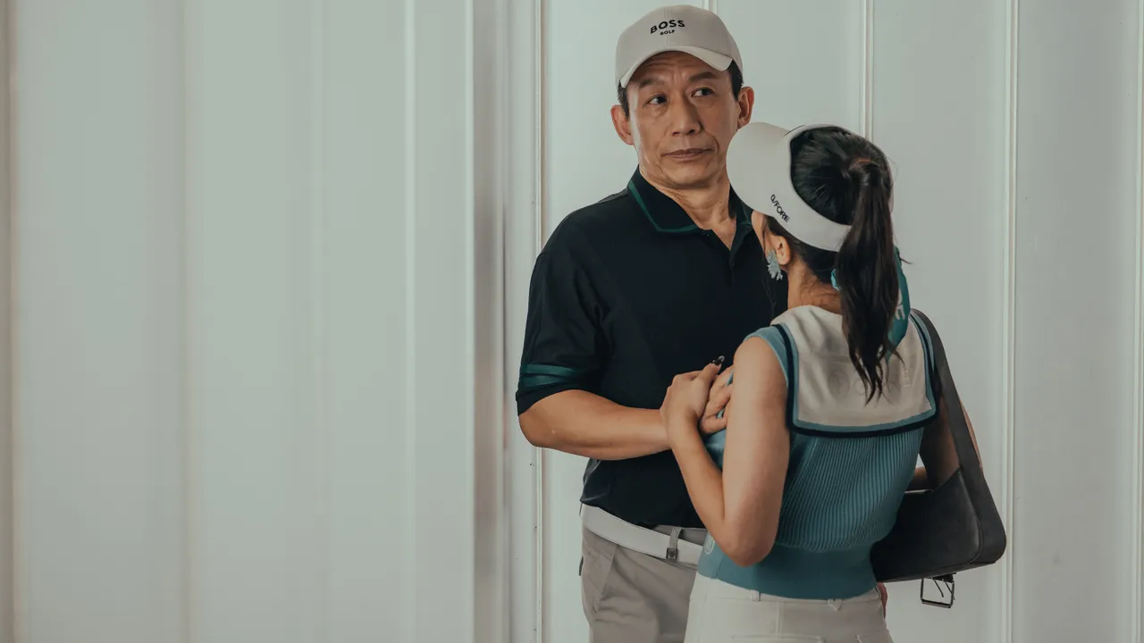 艾怡良（前）大胆示爱郭子乾，想用人工改造吸引金主男友的注意。六鱼文创提供