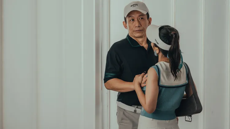 艾怡良（前）大膽示愛郭子乾，想用人工改造吸引金主男友的注意。六魚文創提供