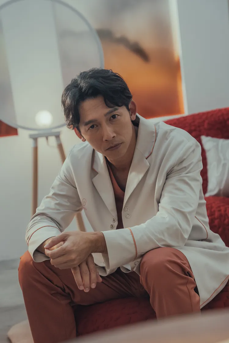 温昇豪飾演整外神醫，徹底改造客人外貌。六魚文創提供