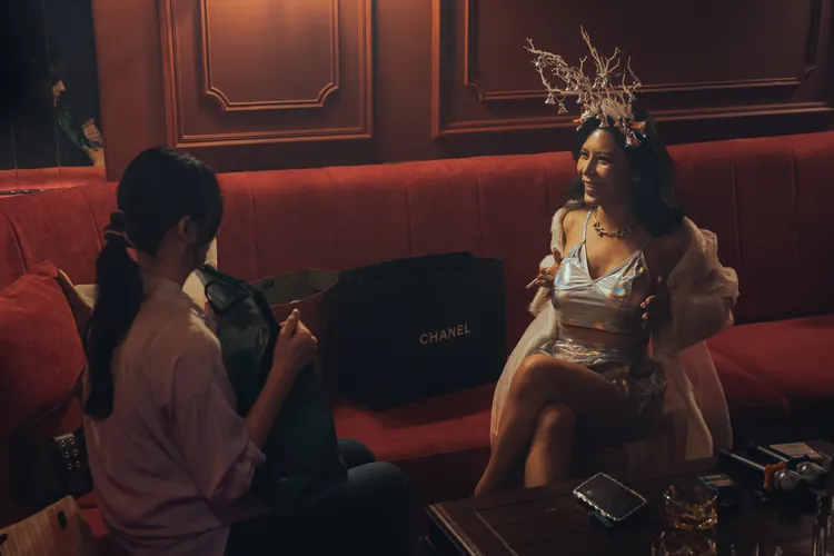 金曲歌后艾怡良（右）戏里追求胸部又大又挺又尖。六鱼文创提供