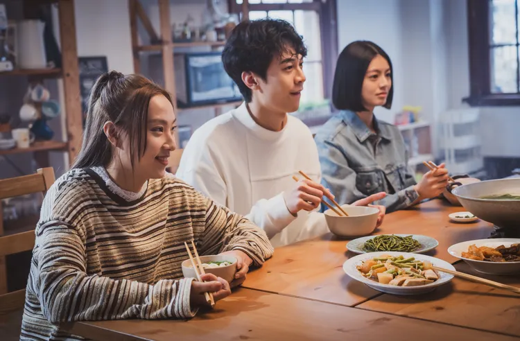 李雪（左起）、顏廷儒和陳昱廷是同個劇團的好友，但也同時面臨劇團即將解散。風暴國際提供