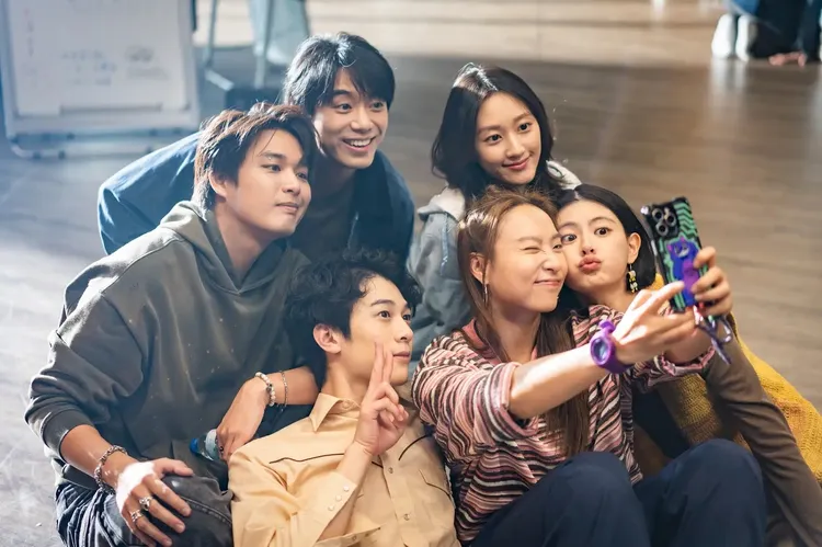 初孟軒（後排左二）原本與安俊朋、顏廷儒（前排左起）、李雪和陳昱廷和飾演前女友的顏瑀晴（後排右）共組劇團，卻面臨女友談分手。風暴國際提供
