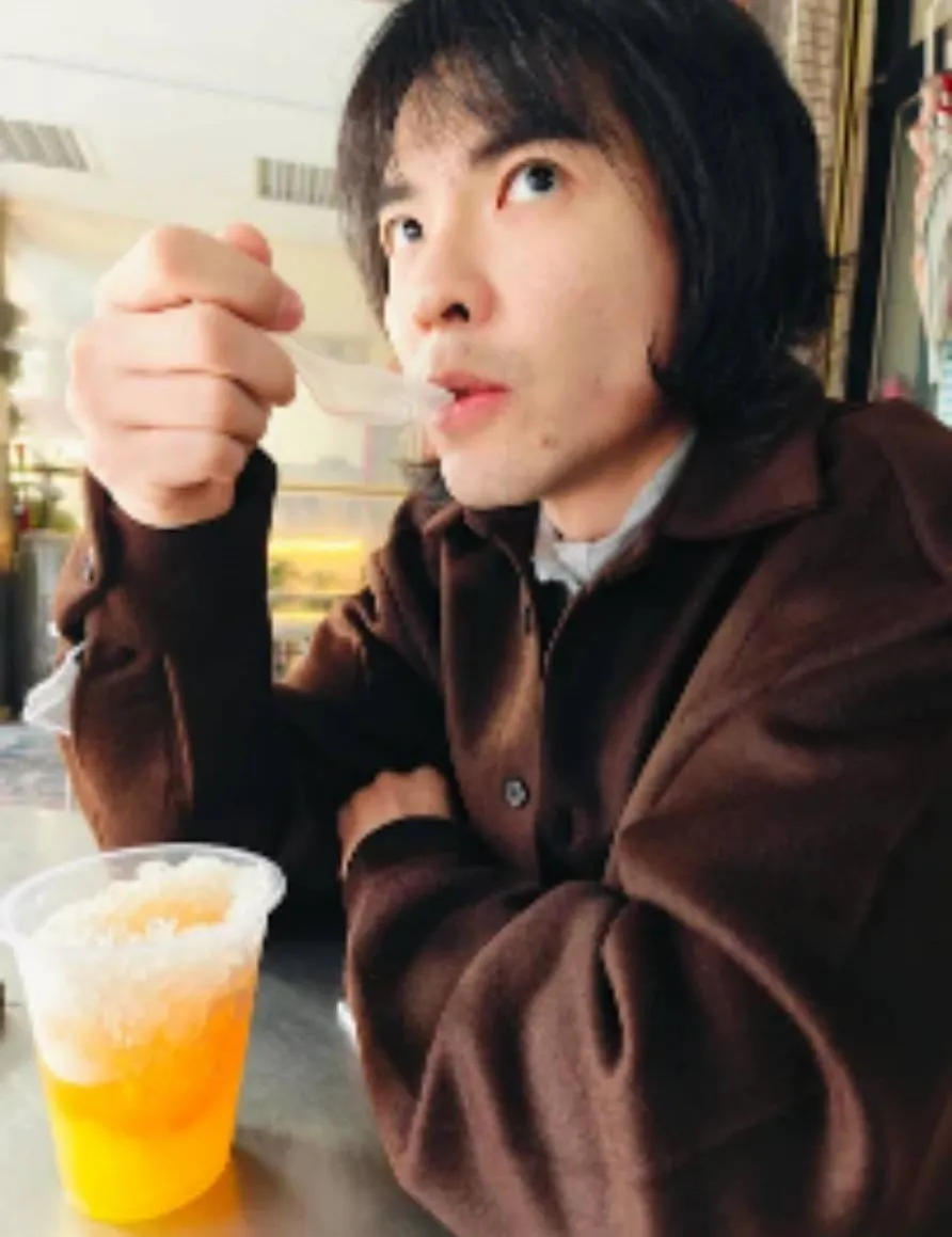 萧敬腾登台中跨年夜之前，利用彩排空档，狂吃米糕、炸粿，但吃不够，演出结束后继续品尝。喜鹊娱乐提供