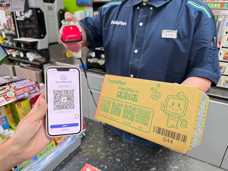 取貨時向店員出示「數位憑證皮夾」中的個人QR Code，就可由店員過刷並領取包裹。全家提供
