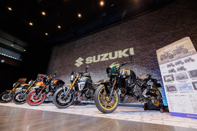 車系動力核心為新世代776c.c.水冷DOHC並列雙缸引擎，採270度曲軸設計，搭配SUZUKI交叉平衡軸技術，使引擎運轉順暢、扭力充沛。業者提供