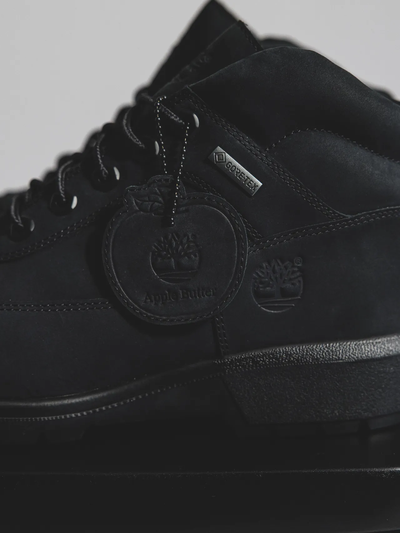 鞋款并加入象征 APPLE BUTTER STORE的苹果吊牌。品牌提供