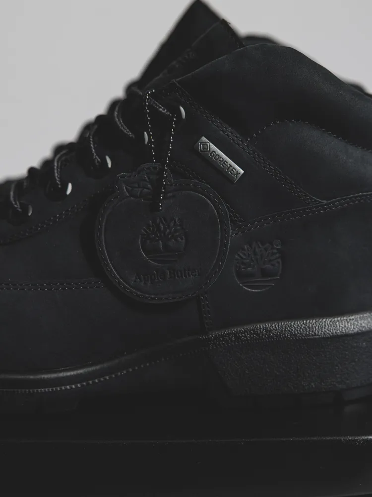 鞋款並加入象徵 APPLE BUTTER STORE的蘋果吊牌。品牌提供