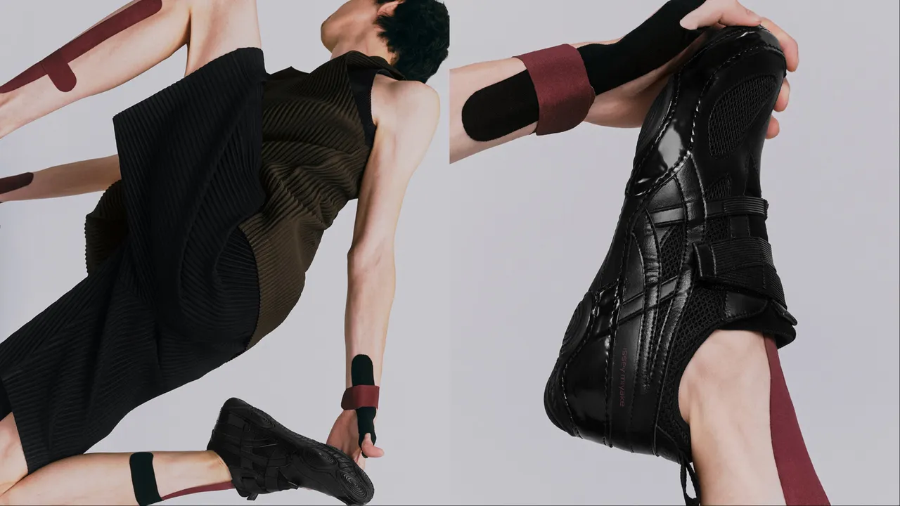 鞋款从材质到色调都经过调配，让鞋履融入ISSEY MIYAKE服装轮廓之中。品牌提供