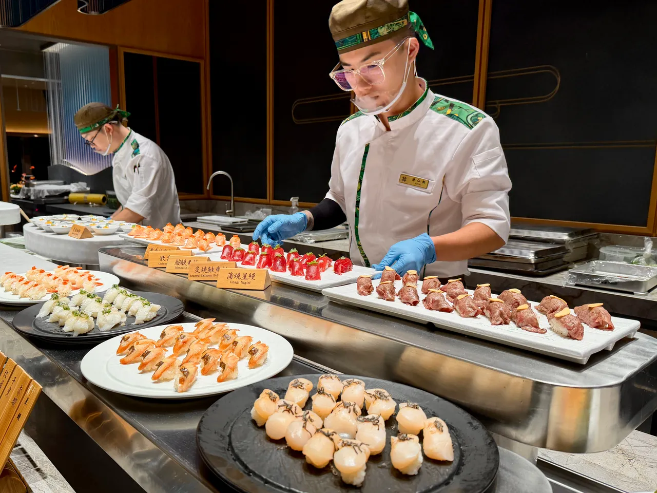 岛语桃园台茂店日式料理餐台「盛区」，无限供应现点现做炙烧握寿司、手卷，以及吃到饱必拿的生鱼片。庄伟祺摄