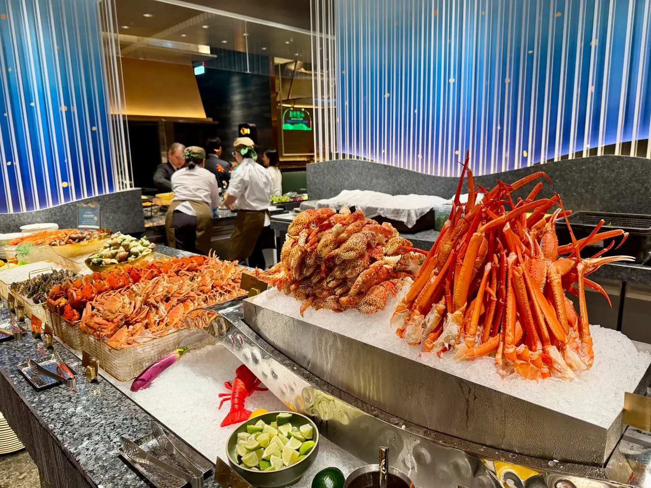 9大餐台区以「鲜区」海鲜台最吸睛，新推出来自南极深海的「雪蟹脚」等餐点。庄伟祺摄