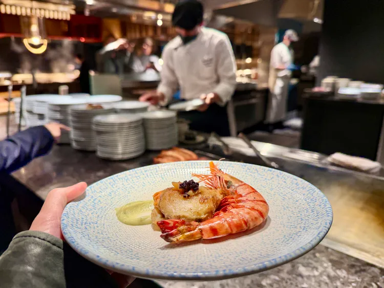 現煎鐵板料理的「炙區」，新推出「魚子醬蒜香帆立貝」。莊偉祺攝