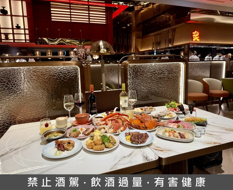 島語桃園台茂店主打「一島檯一餐酒」來搭配吃到飽餐點。莊偉祺攝