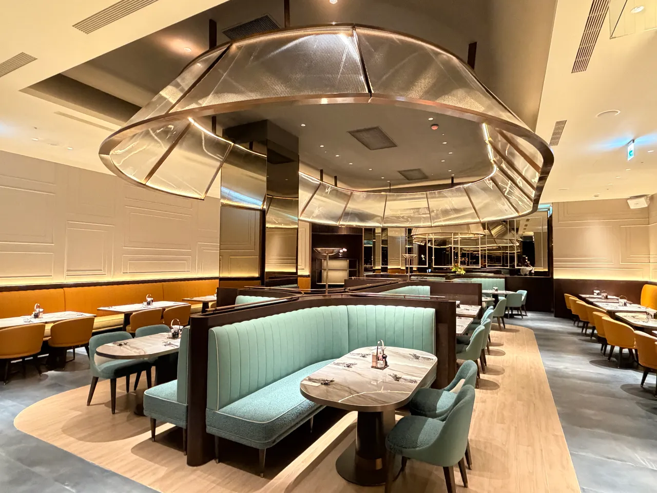 后区座位以科技投影将四季色彩投射于巨大灯罩，呈现不同氛围的用餐体验。庄伟祺摄