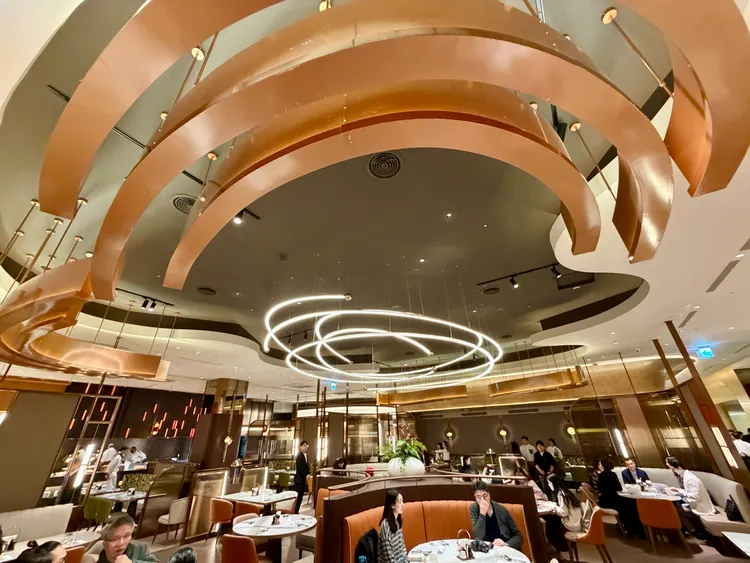 前區座位透過裝置藝術手法在天花板上刻畫出海流意象線條。莊偉祺攝