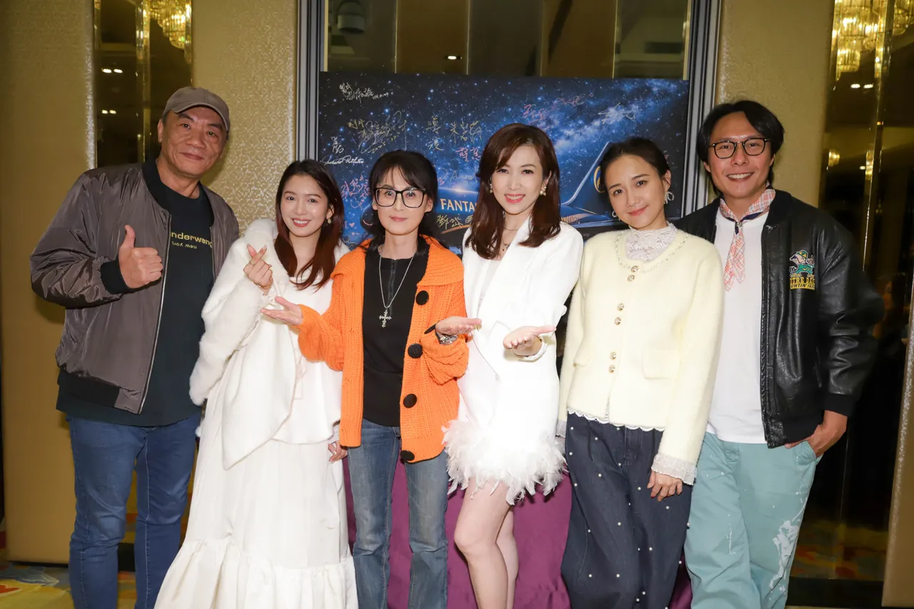 王自强（左起）、刘倩妏、朱岩兰、廖家仪、何妤玟、张启乐在杀青宴开心合照。民视提供