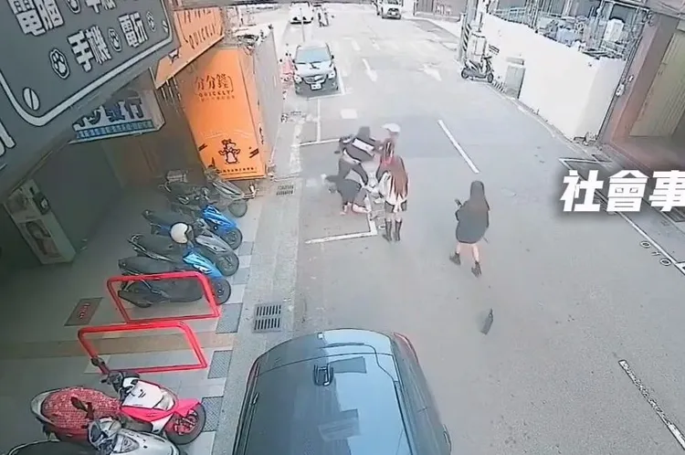 張男每揮一拳就將對方打倒在地。翻攝「社會事新聞影音」