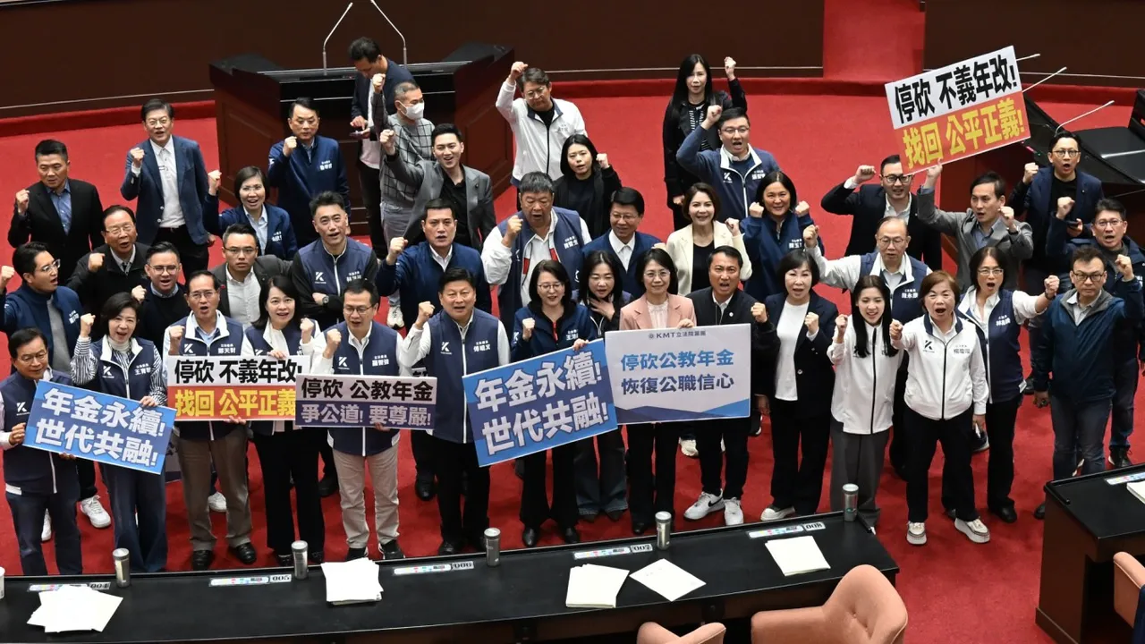 拨补公教年金「每人要负担3万元」　网怒：再挺蓝白早晚破产