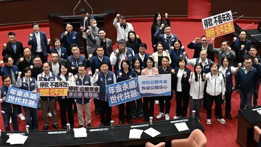 撥補公教年金「每人要負擔3萬元」　網怒：再挺藍白早晚破產