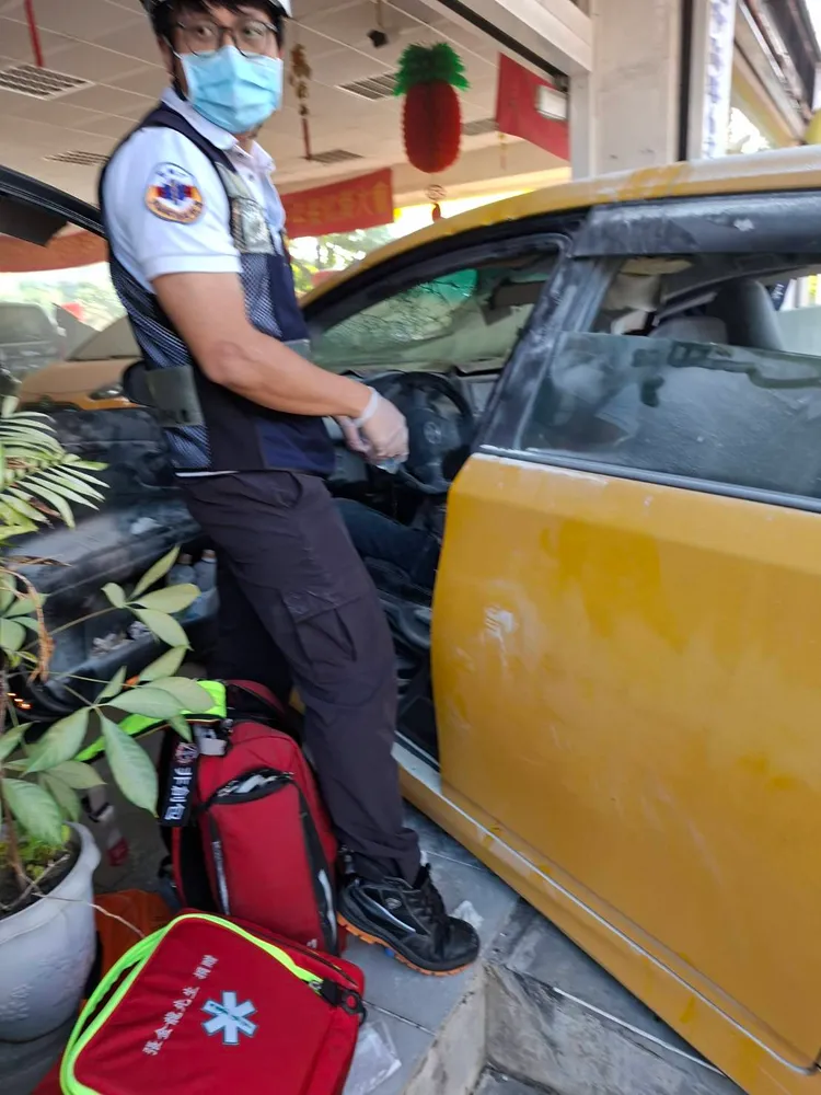 救護人員趕到現場，將意識不清，渾身多處燒燙傷的運將送醫。民眾提供