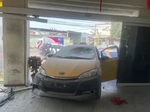 有片｜恐怖！疑與車行有糾紛　小黃運將點火自燒猛撞店面