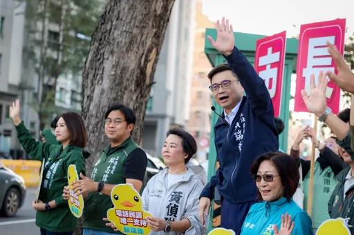 初選拚人氣！賴瑞隆清晨偕議長議員啟動站路口行動衝刺選情