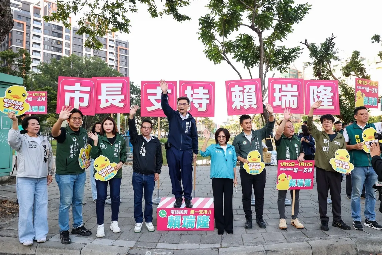 赖瑞隆23日清晨偕议长议员启动站路口行动冲刺选情。翻摄画面