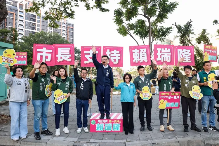 賴瑞隆23日清晨偕議長議員啟動站路口行動衝刺選情。翻攝畫面