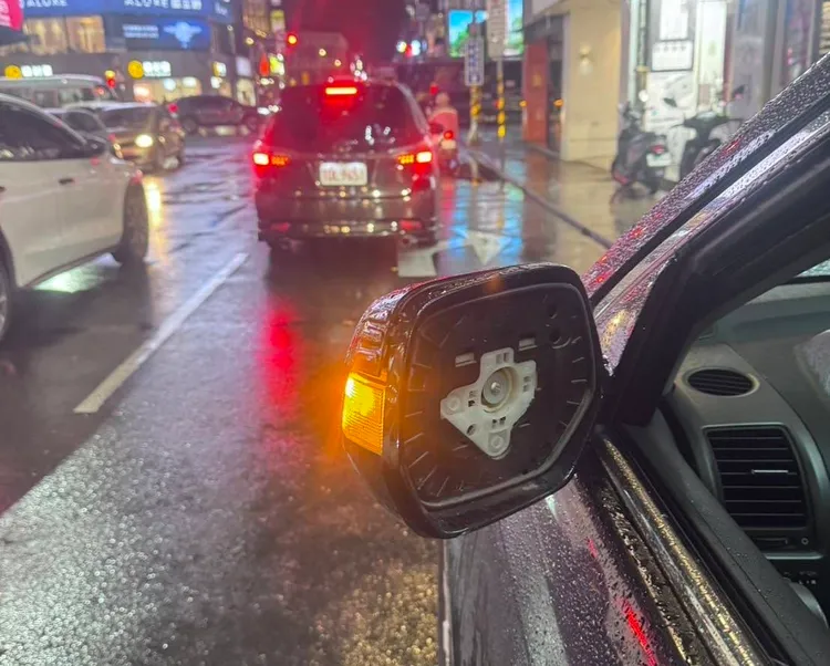 小客車照後鏡面被打破。桃園警分局提供