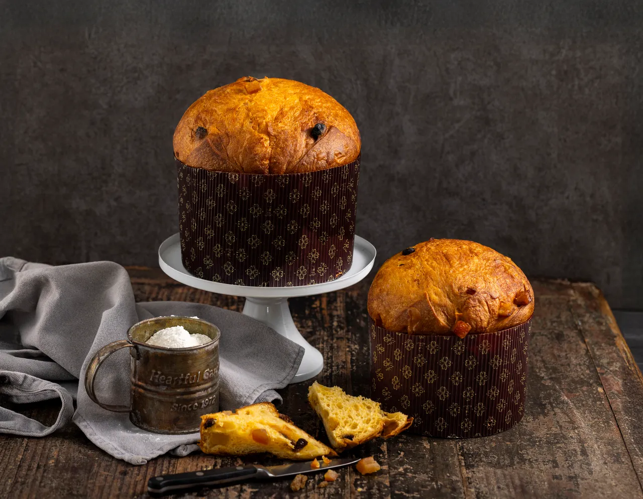 经典原味圣诞面包Panettone特价1680元（原价1980元）/750克	P02经典原味圣诞面包Panettone以水式酵母费工发酵，加入大量的奶油和蛋黄，制作需要费时至少3天，面包体口感近似蛋糕绵软可口，充满了橘皮干的酸香。业者提供