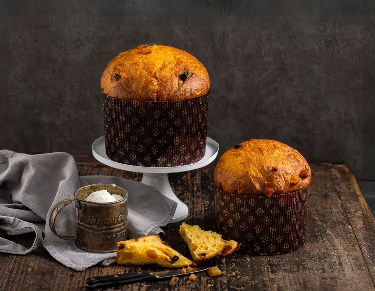 經典原味聖誕麵包Panettone特價1680元（原價1980元）/750克	P02經典原味聖誕麵包Panettone以水式酵母費工發酵，加入大量的奶油和蛋黃，製作需要費時至少3天，麵包體口感近似蛋糕綿軟可口，充滿了橘皮乾的酸香。業者提供