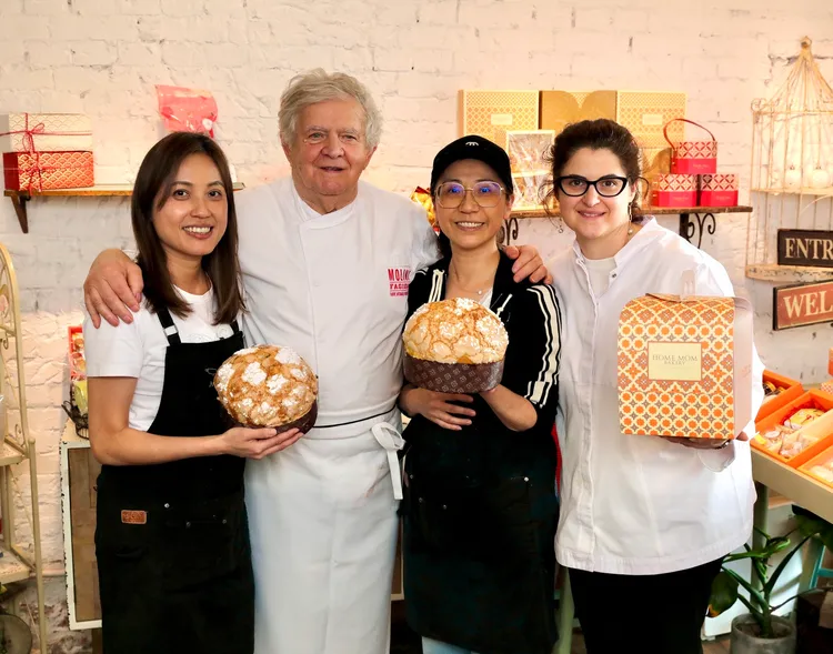 今年4月，以水養式酵母工藝聞名全球的Rolando Morandin（左二）和其女兒Francesca Morandin（右一）來台首次授課，創辦人倪淑敏親獲指導，再次精進聖誕麵包的製程。業者提供