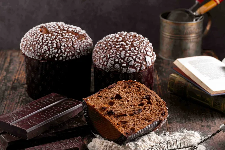 巧克力樱桃圣诞面包Panettone在原味潘娜多妮的基础之下，面团中加入了至少三种巧克力，并且包裹了完整巧克力豆，浓郁有巧克力风味，是老饕们的最爱。业者提供