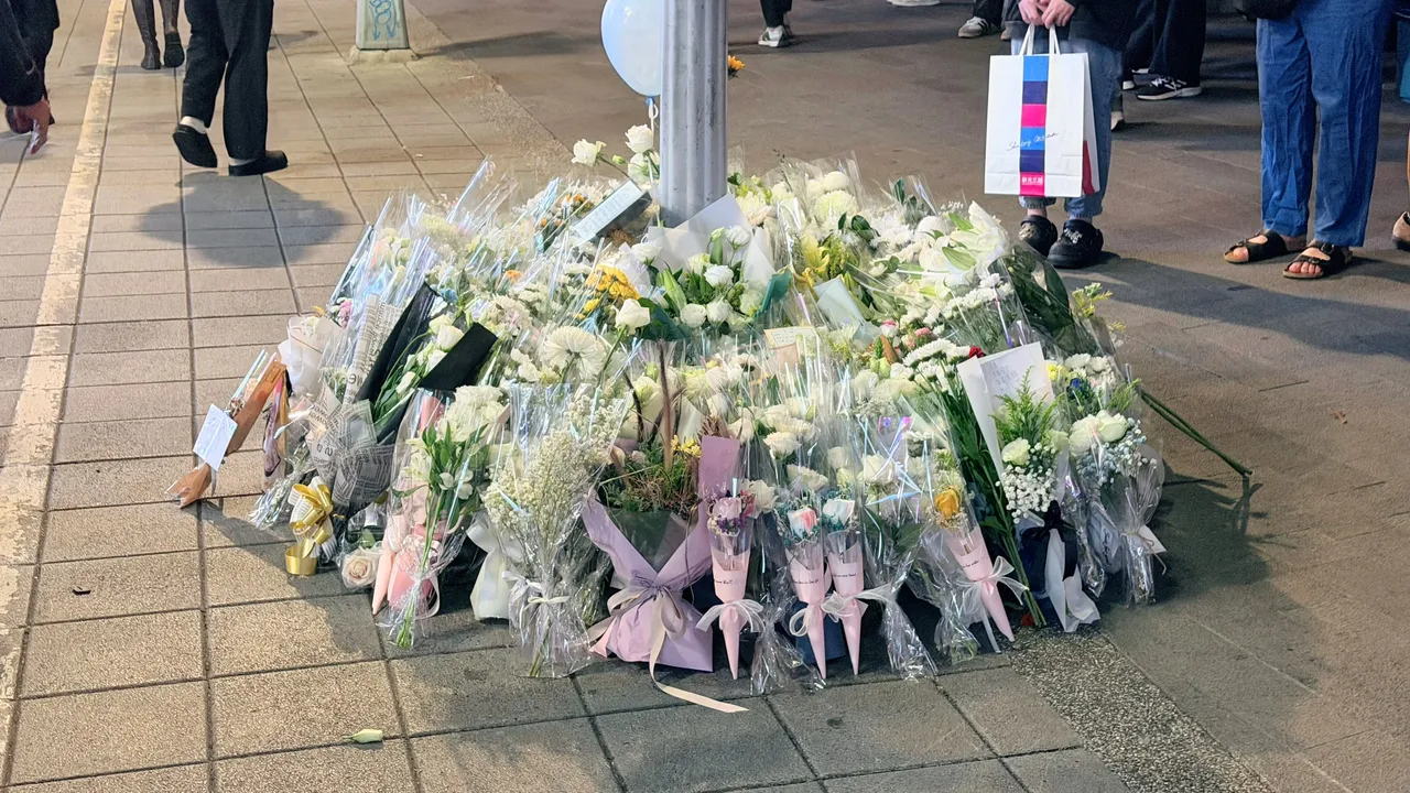 北捷杀人案引发社会哀悼，民众前往现场献花，并以卡片表达追思之意。李俊毅摄