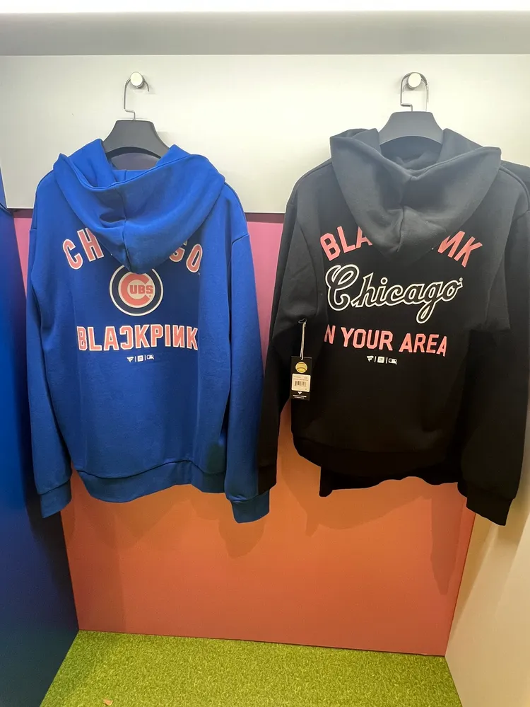 帽T上有球隊名稱與BLACKPINK等字樣。陳薇安攝