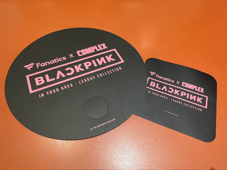 消費滿3000元送紙圓扇（左），打卡送紀念貼紙。陳薇安攝