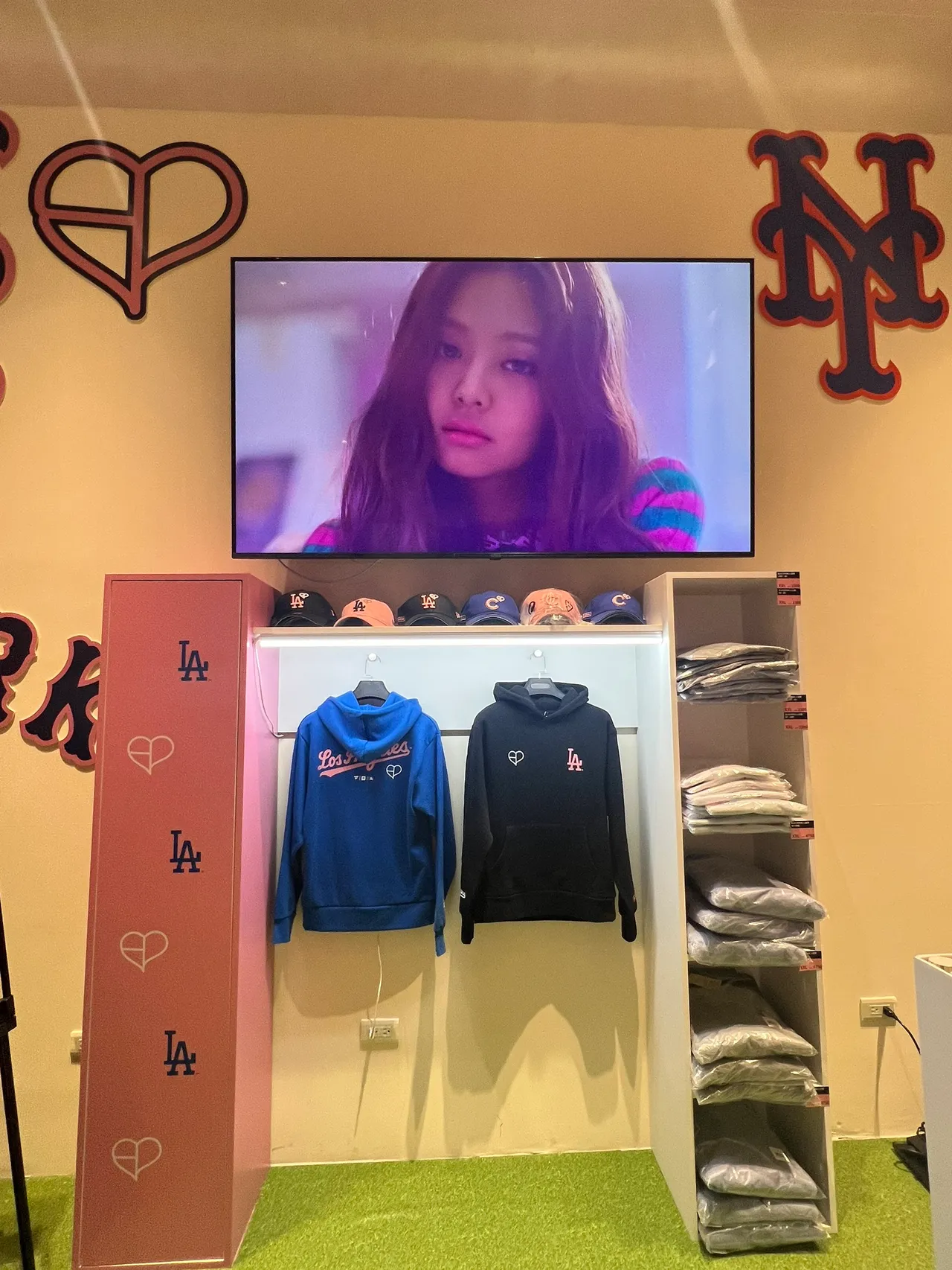 BLACKPINK联名大学帽T。陈薇安摄